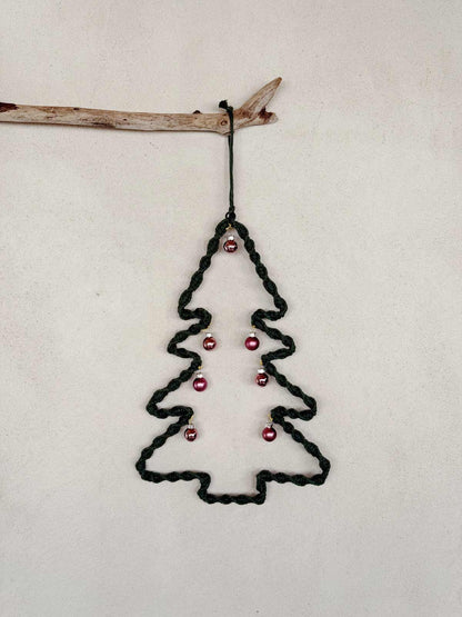 Winterlicher Baum mit Kugeln