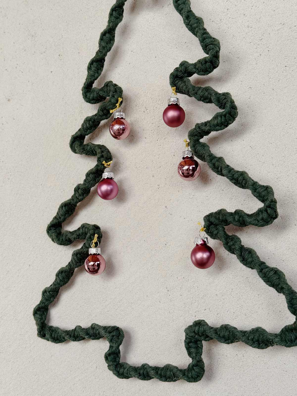 Winterlicher Baum mit Kugeln