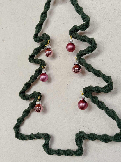 Winterlicher Baum mit Kugeln